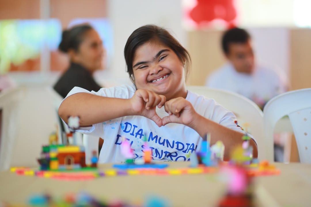 Estudiante ByteBots con síndrome de Down — educación tecnológica inclusiva