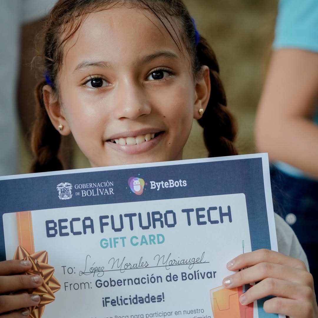 Niña con Beca Futuro Tech de Gobernación de Bolívar y ByteBots