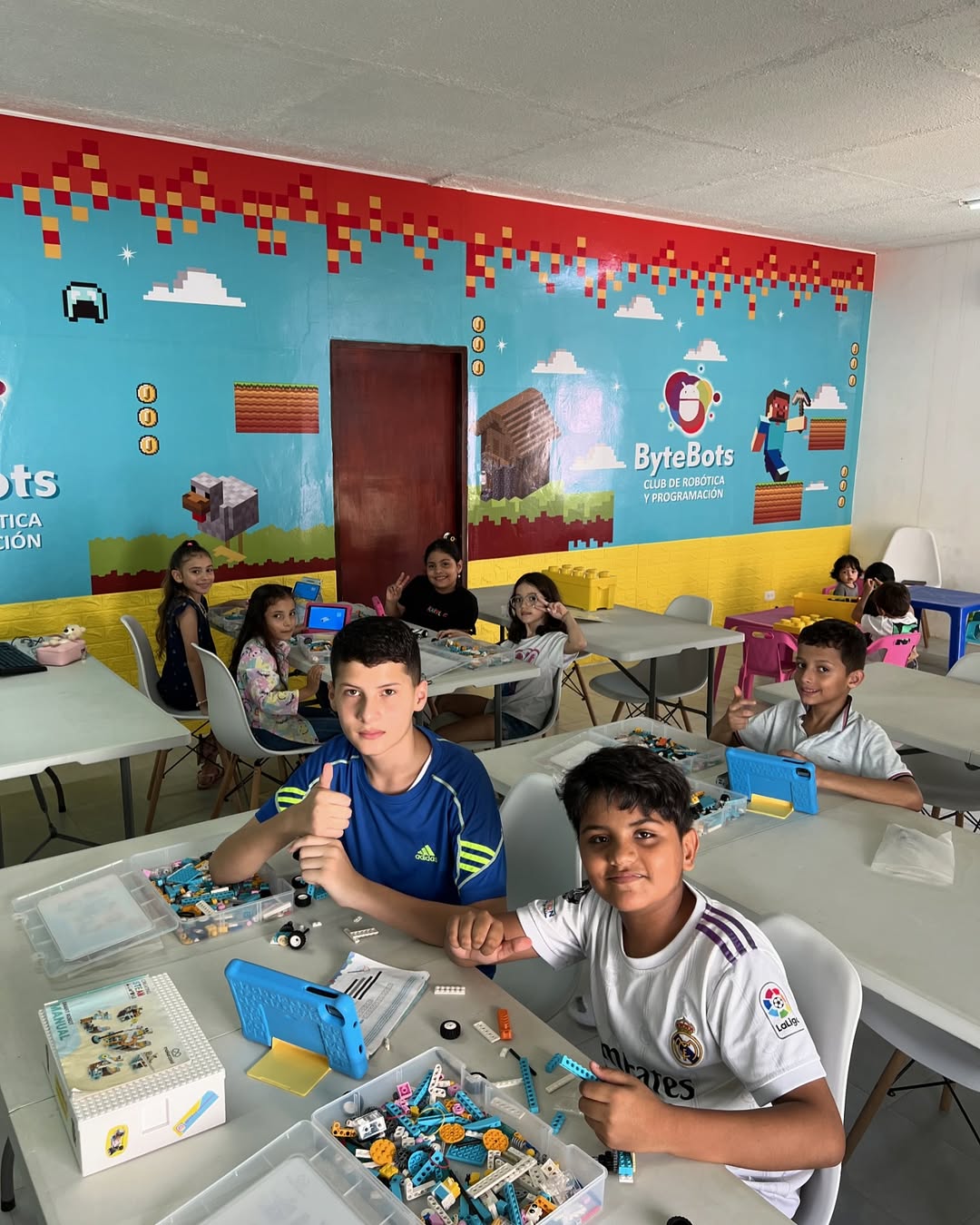 Estudiantes ByteBots construyendo robots LEGO WeDo en el Club de Robótica