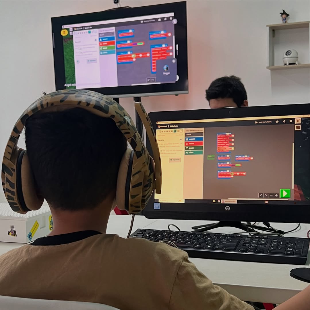 Estudiante ByteBots programando con Microsoft MakeCode
