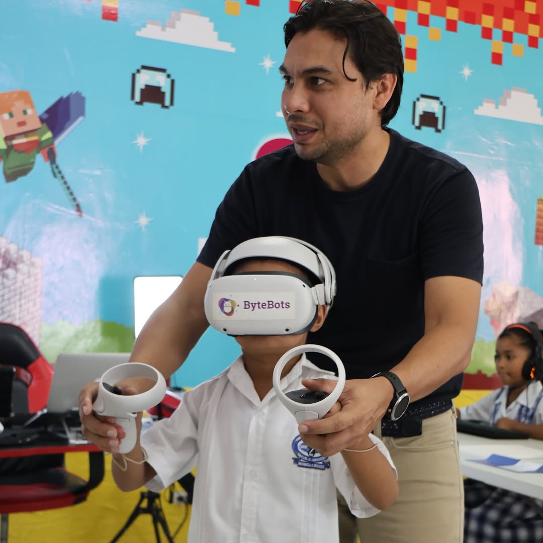 Mentor ByteBots guiando a estudiante con visor de realidad virtual