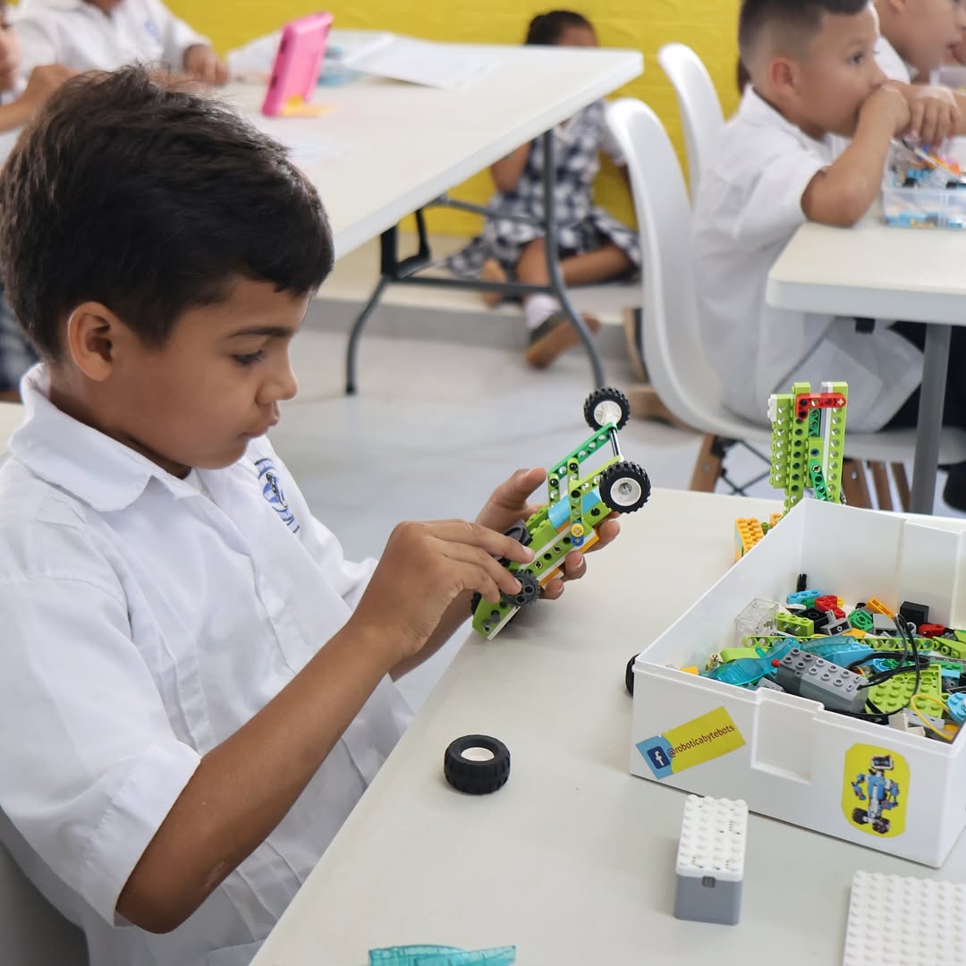 Estudiante construyendo robot WeDo paso a paso en clase ByteBots