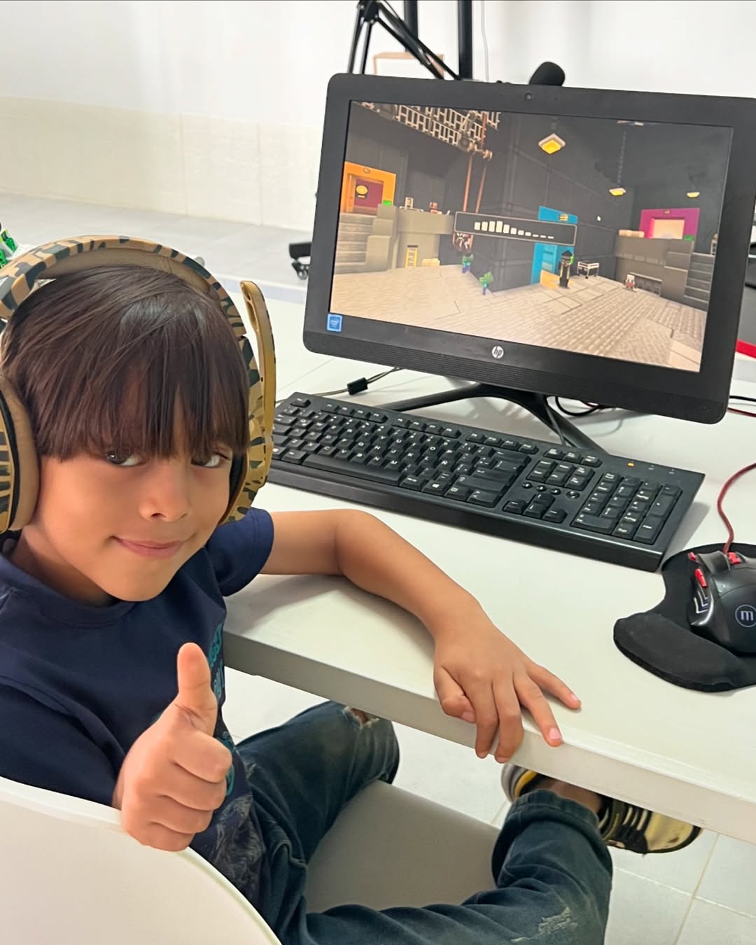 Estudiante ByteBots creando su propio videojuego en Roblox Studio