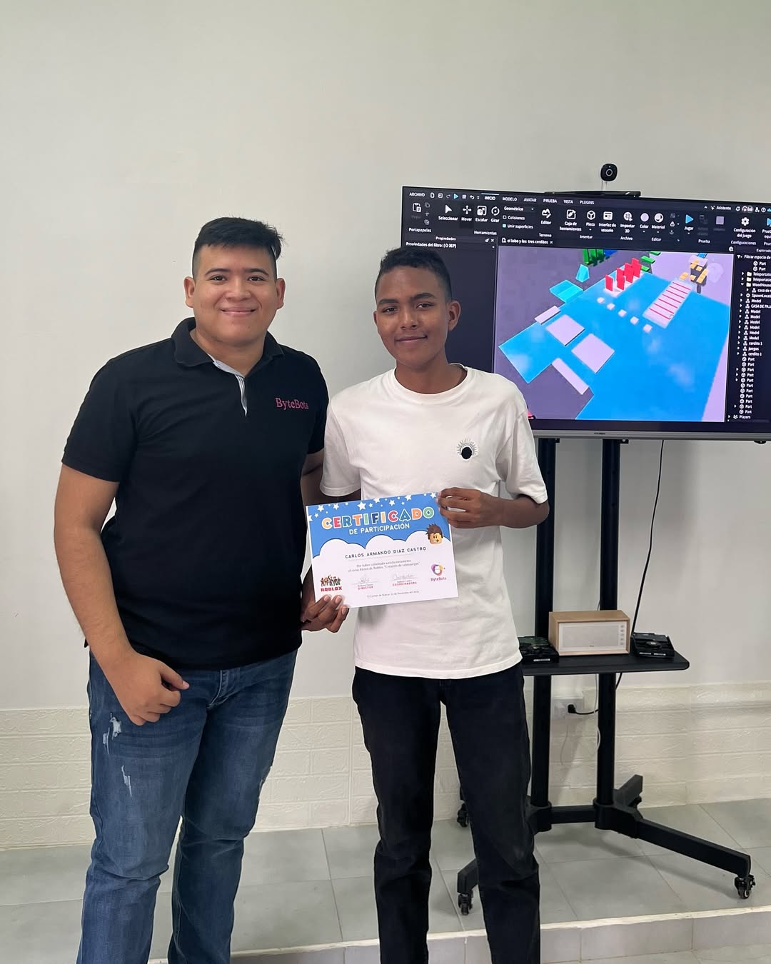 Mentor ByteBots entregando certificado de Roblox Studio a estudiante